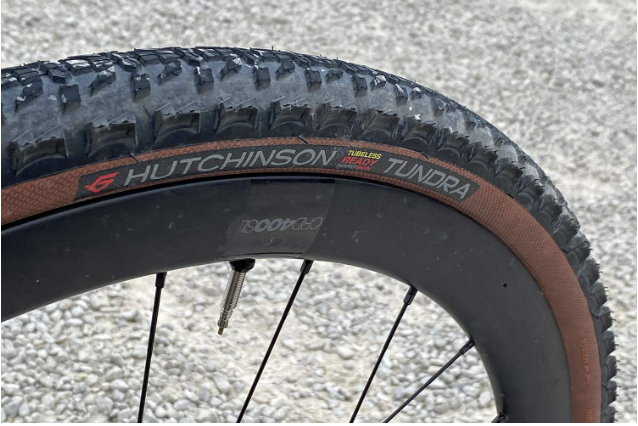 [PV531801] **HUTCHINSON TUNDRA TUBELESS READY TYRE 700 x 50 TAN WALL